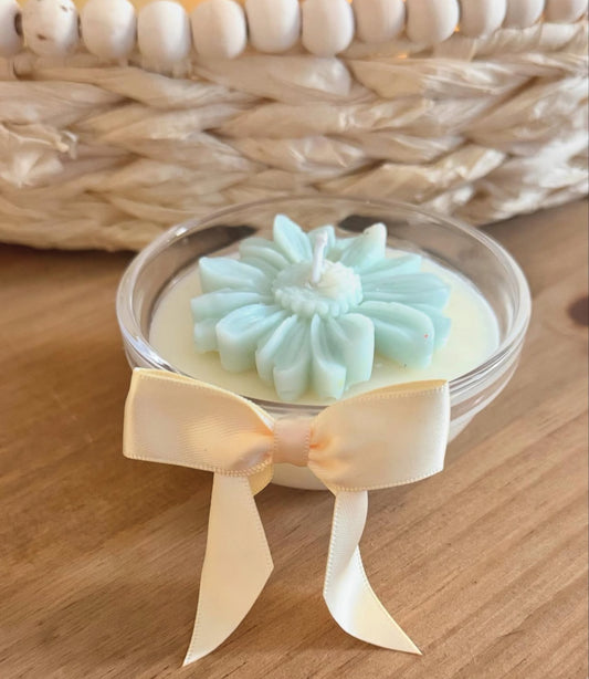 Mini blue daisy candle