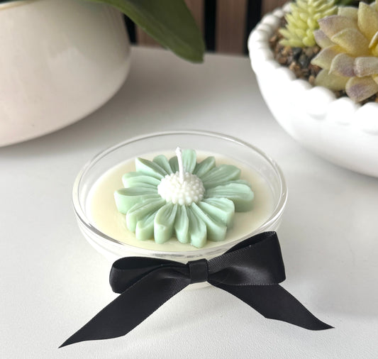 Mini green daisy candle